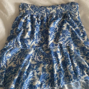 Sommarkjol  - Använd 1-2 så den är i väldigt bra skick. Den är i st XL men känns som S