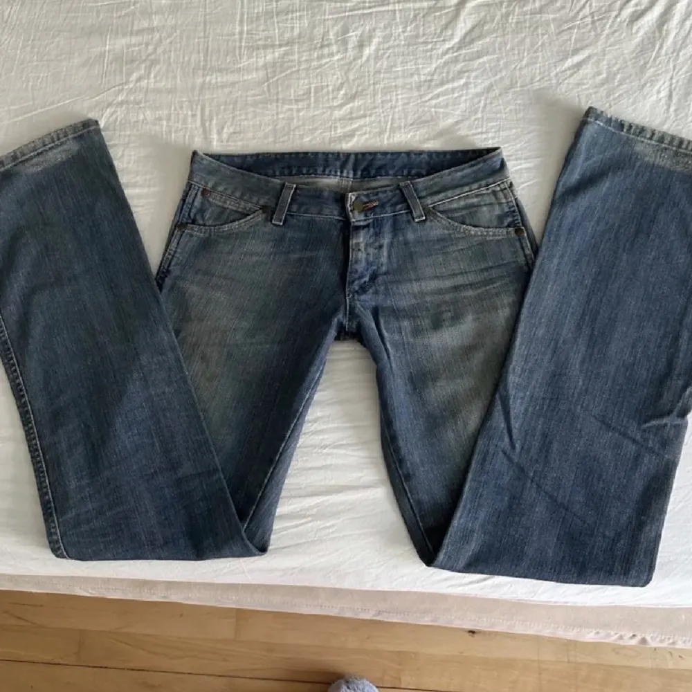 Super snygga jeans som tyvärr är för små för mig. Midjemåttet är 38 och innerbenslängden är 84!. Jeans & Byxor.