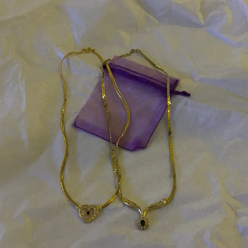 Lila smyckes påse💜2st halsband med lila svart Sten.. Accessoarer.