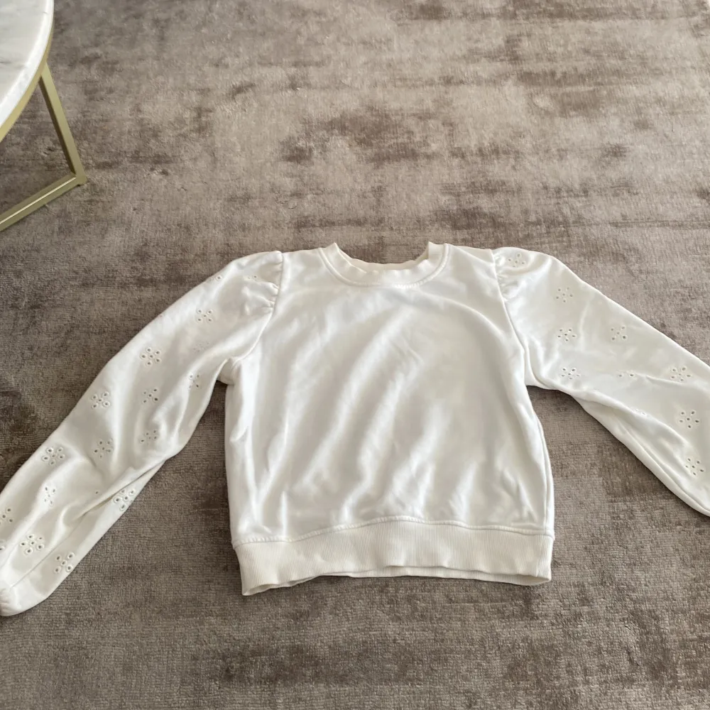 Säljer denna super söta långarmade vita tröjan med lite puff armar. Dekorativa hål i form av blommor på armarna. Den är såååå fin jag rekommenderar den verkligen!! I nytt skick!! Super duper gullig💘💘💘. Tröjor & Koftor.