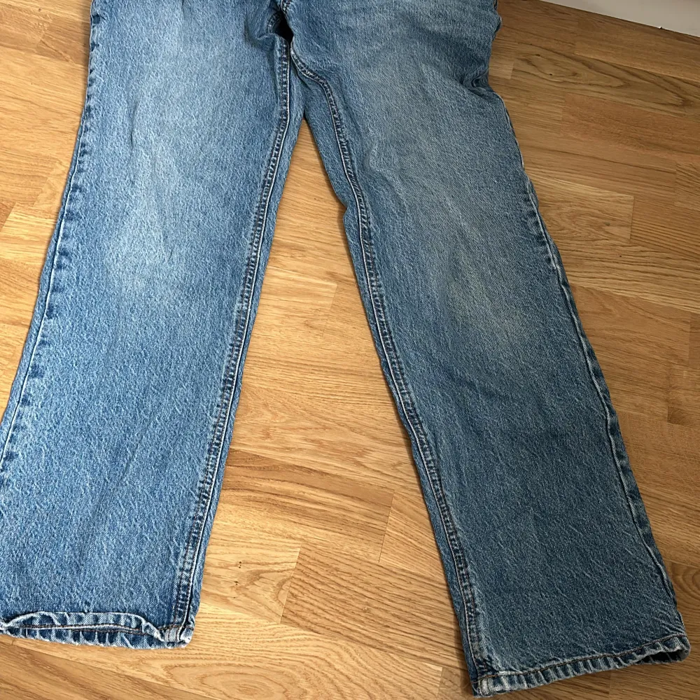  Säljer dessa för att det inte kommer bli användning alls och ska flytta så vill bli av med. Jeans & Byxor.