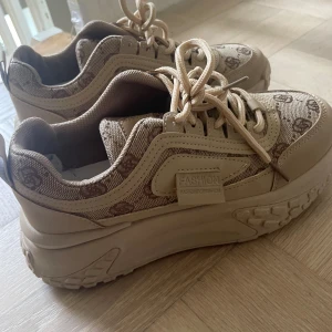 Skor - Beiga Buffalo skor med mönster