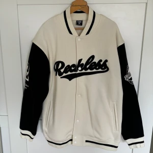 Collage jacket - Tjocktröja med knappar väldigt mjuk. Aldrig använd