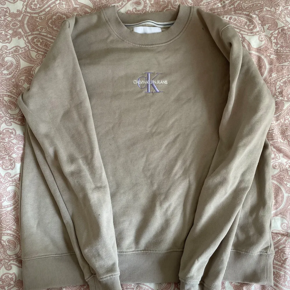 Säljer denna Calvin Klein sweater Jättemysig och fin Storlek M och mycket sparsamt använd💞. Tröjor & Koftor.