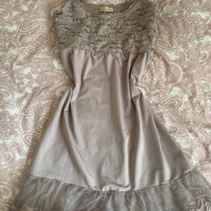 Vintage klänning - Säljer denna vintage klänning från märket Cream, köpt i USA på 00-talet Ser mer rosa ut än den är på bilderna.  I storlek L men skulle säga den sitter mindre  