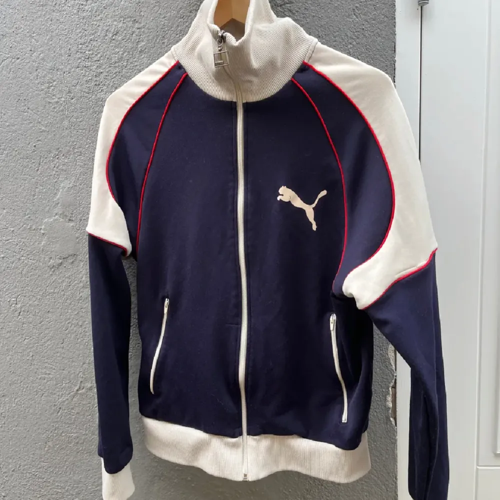 Jättefin retro/vintage puma zipup in fin skick! Köpt på Plick och de två första bilderna är från förra ägaren, kan absolut skicka egna bilder om det önskas. Använd gärna köp nu💖 strl L men passar mer en s-m!. Tröjor & Koftor.