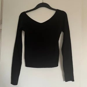 Tröja  - En väldigt fin och skön tröja. Väll använd och nopprig, Drf säljer jag den för ett väldigt billigt pris. 