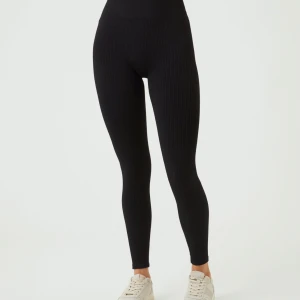 Träningssajt  - Svarta ribbade tights de är stretchiga och sitter väldigt bra💕 