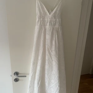 Vit klänning Zara - Säljer denna jättefina klänning från Zara som inte säljs längre. Perfekt till sommaren. Pris kan diskuteras🤍