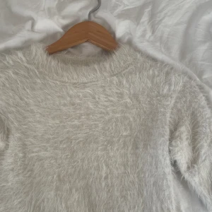 Trekvartaärmad tröja  - Trekvartsärmad tröja från hm, klippt och sydd. Superskön och passar xs❣️❣️