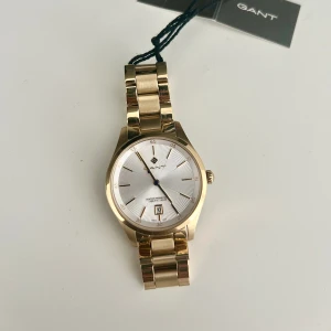 Gant dam klocka  - En stilren och vacker klocka med rena detaljer och elegant utseende. Använder ej då jag har andra klockor, den bara står där utan någon användning.   Ordinarie pris: 2100kr, säljer för 1100kr.