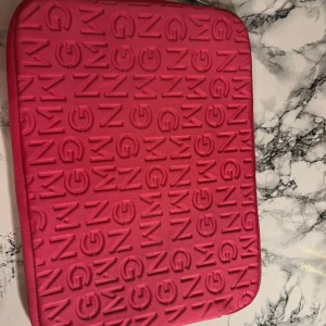 Datorfodral-Rosa  - Ett helt oanvänt datorfodral från Mango 💗