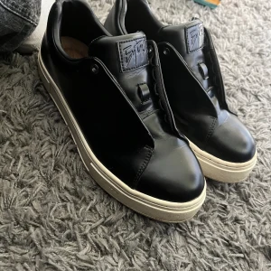 Eytys - Nästan perfekt skick 9/10 Priset är inte hugget i sten. Det är bara att fråga om mer bilder om man vill