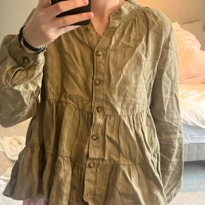 Blus från zara - Hej! Säljer denna jättefina blusen så den tyvärr inte kommer till användning😘