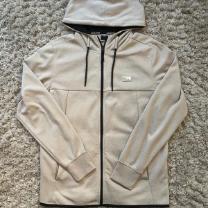 Jack & Jones zip - Nice ziptröja från Jack & Jones i lite mer elastiskt och luftigt material. Storlek M