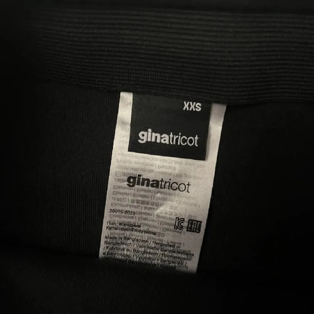 Säljer denna fina maxi kjolen från Ginatricot i storlek xxs. Slut såld på hemsidan & är i superfin skick!🤎 Köparen står själv för eventuell fraktkostnad!. Kjolar.