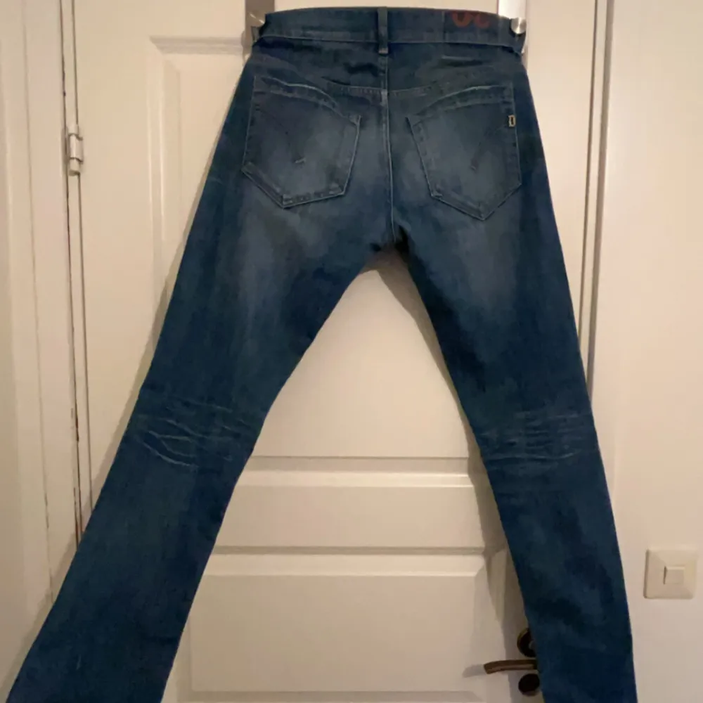 Dondup jeans i storlek 30. Cond 8/10. Nypris 2499, köp för endast 799. Hör av dig gärna vid minsta fundering o för fler bilder.. Jeans & Byxor.
