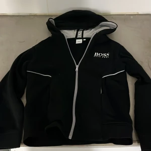 Hugo boss tröja  - Okej skick inte använd så mycket säljer för att den är för liten 