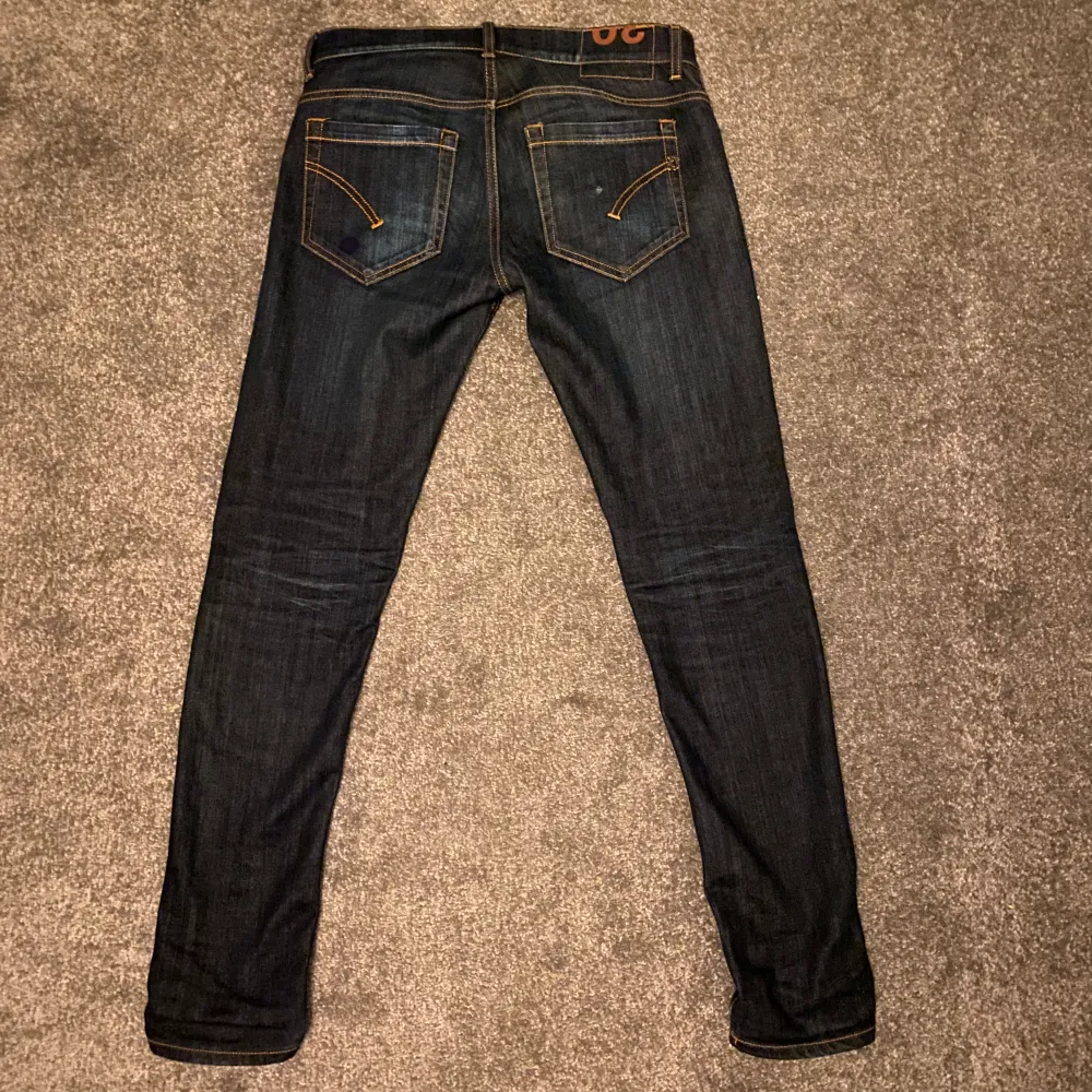 Säljer nu dessa snygga dondup jeans eftersom att dom har blivit för små, storlek är 30. Passar ungefär om du är runt 160-175, hör av er vid minsta fundering mvh//Dexter😁. Jeans & Byxor.