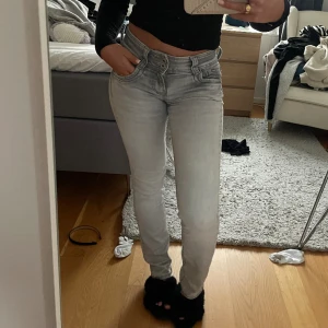 Lågmidjade jeans  - Ett par ljusgrå lågmidjade jeans 