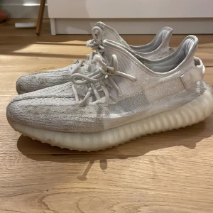 Yeezy  - Ett par stilrena yeezys i storlek 46 (passar mig som har 44-45). Nypris runt 4000 vid köp, men säljer ganska billigt då jag vill bli av med dem. Dem är köpta på sneakershyllan i Göteborg för cirka 2 år sedan. 
