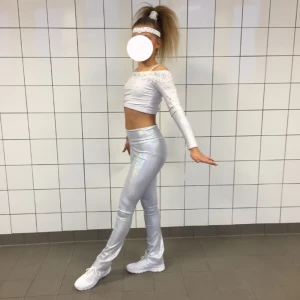 Dansdräkt - En vit disco-dansdräkt med stenar på. Hårprylar ingår i köpet! Köparen står för frakten.