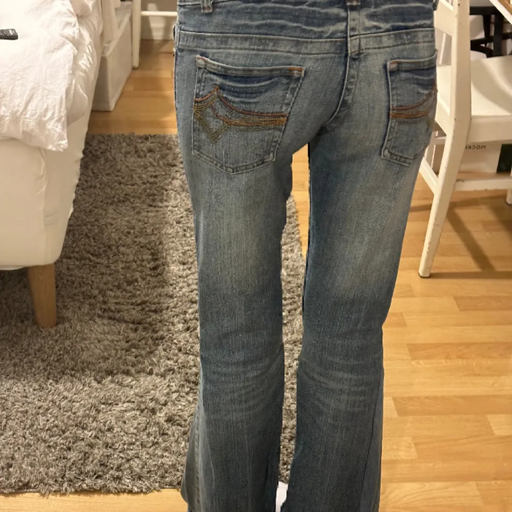Lågmidjade as snygga bootcut jeans! 👖 📏  Midjemått: 37cm Innerbensmått: 82cm (Skriv för att få bilderna i dm, man kan inte få med hela bilden i annonsen). Jeans & Byxor.