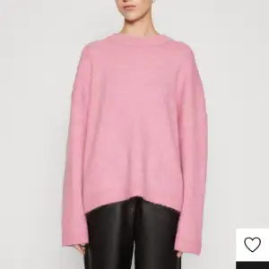 As fin rosa stickad tröja har lite typ raka/vida armar och det är premium kvaliteten så noppar inte❤️