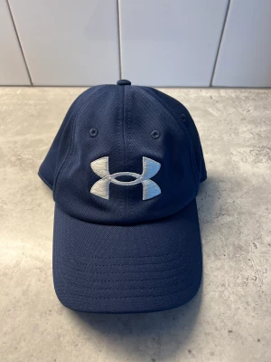 Keps - Marinblå keps från Under Armour. Endast testad.