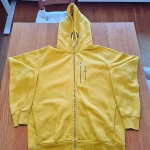 Sail racing bowman zip hood - I nyskick och använd endast ett fåtal gånger. Köpt på NK Göteborg, nypris 1500kr