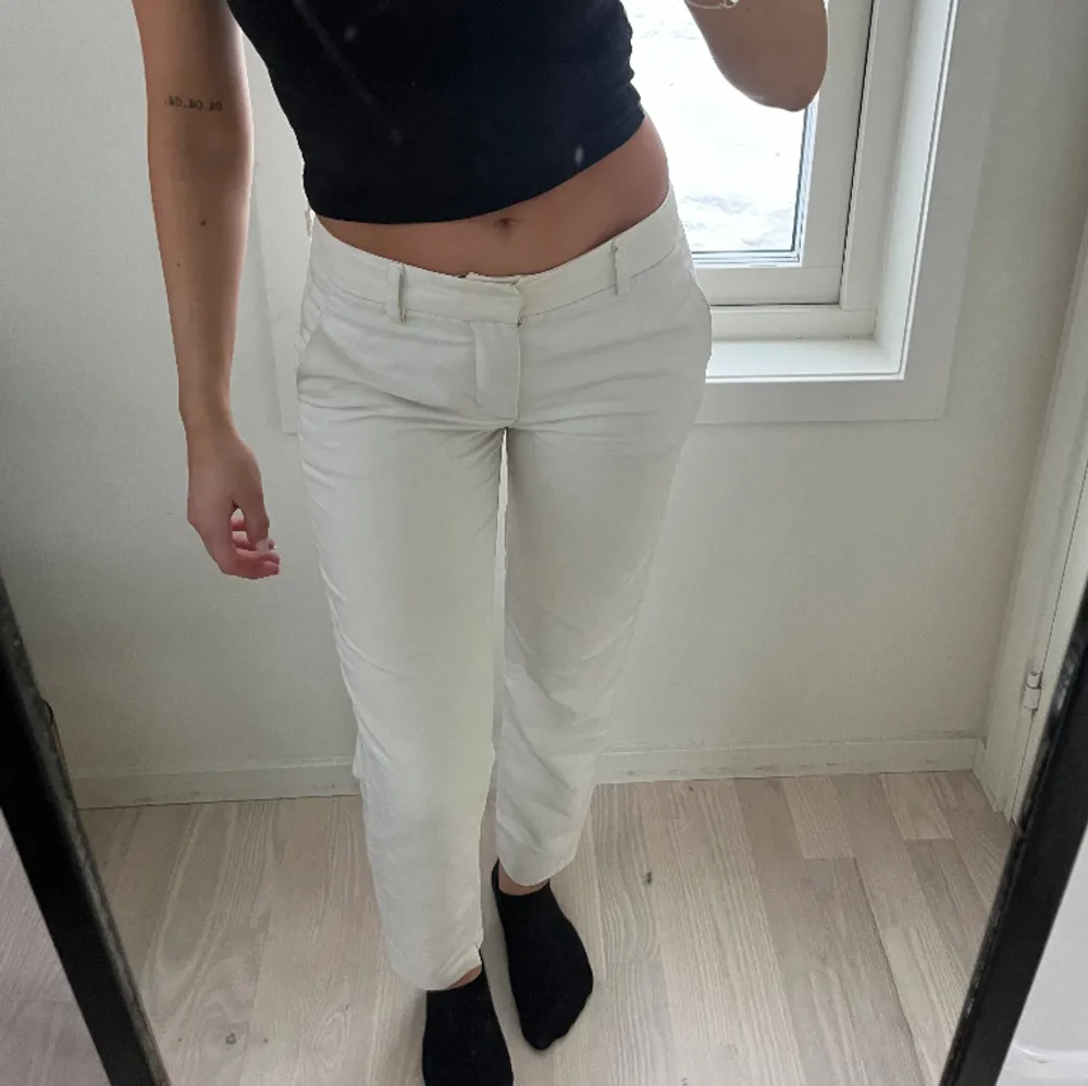 Obs, smutsig spegel!!  Vita kostymbyxor från Zara som tyvärr inte kommer till användning, storlek XS. Jag på bilen är 160 cm. Jeans & Byxor.