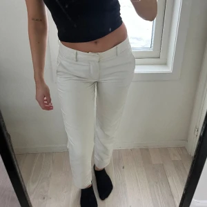 Lowwaist kostymbyxor från Zara - Obs, smutsig spegel!!  Vita kostymbyxor från Zara som tyvärr inte kommer till användning, storlek XS. Jag på bilen är 160 cm