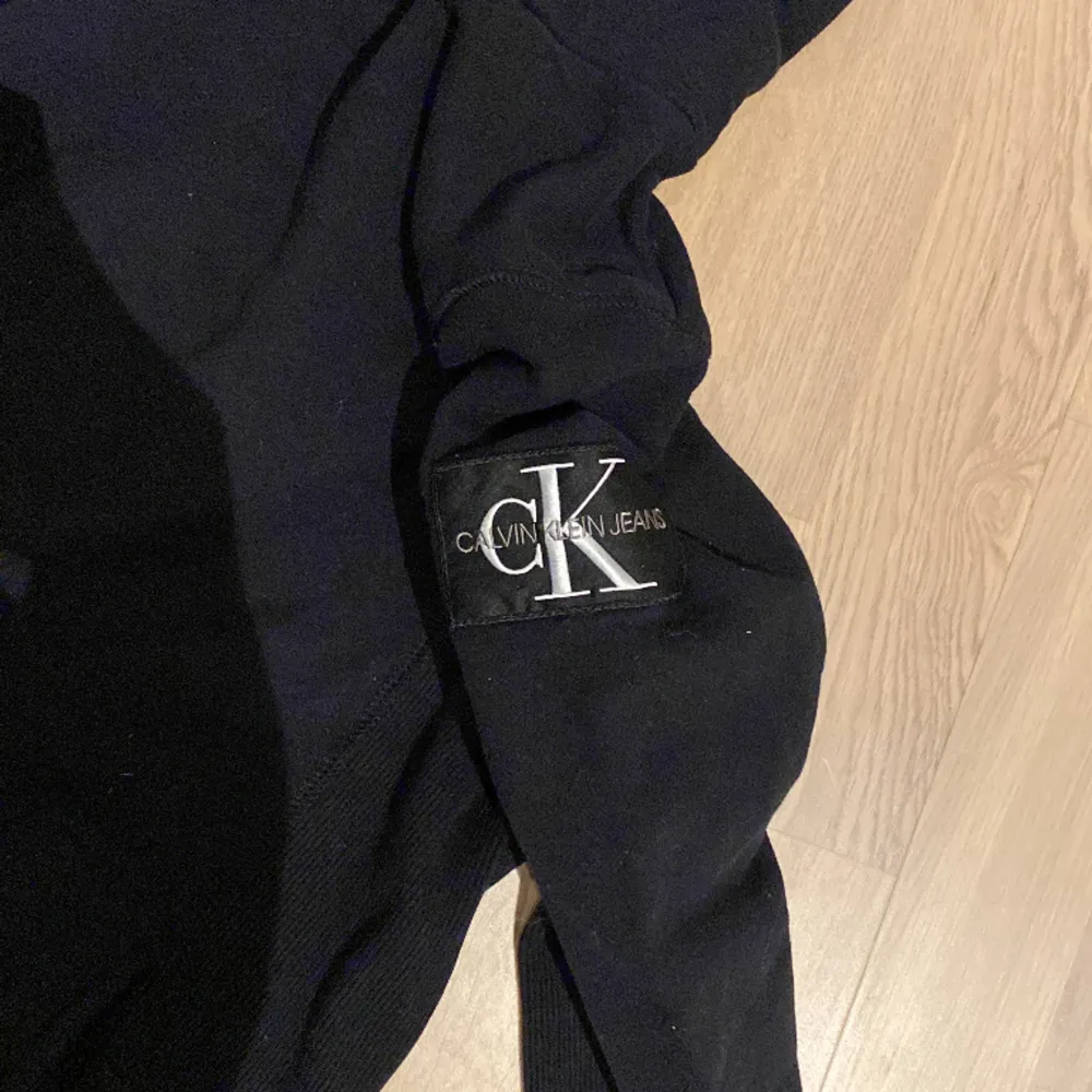 En Calvin Klein hoodie storlek 16 med tryck på armen. Hoodies.