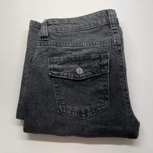 Gråa lågmidjade bootcut jeans från gina tricot, snygga fickor där bak och knappt använda!