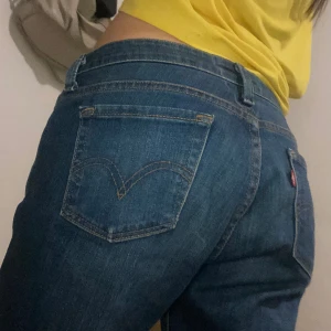 Lågmidjade Levis jeans  - Jeansen är i bootcut och i storlek M. Köpta på Plick men var för stora i midjan så har sytt de mindre, har sytt de för hands men de håller annars så går det bara att trä upp stygnen. Är 167cm på bilden😊 skriv för tydligare bilder/mått 💕