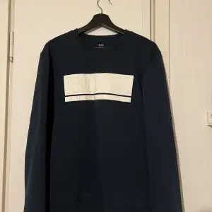 Hej! Säljer denna jätte snygga äkta Hugo boss tröja för endast 800kr! Ny pris vid 1200-1300kr! Hör va vid frågor eller funderingar☺️