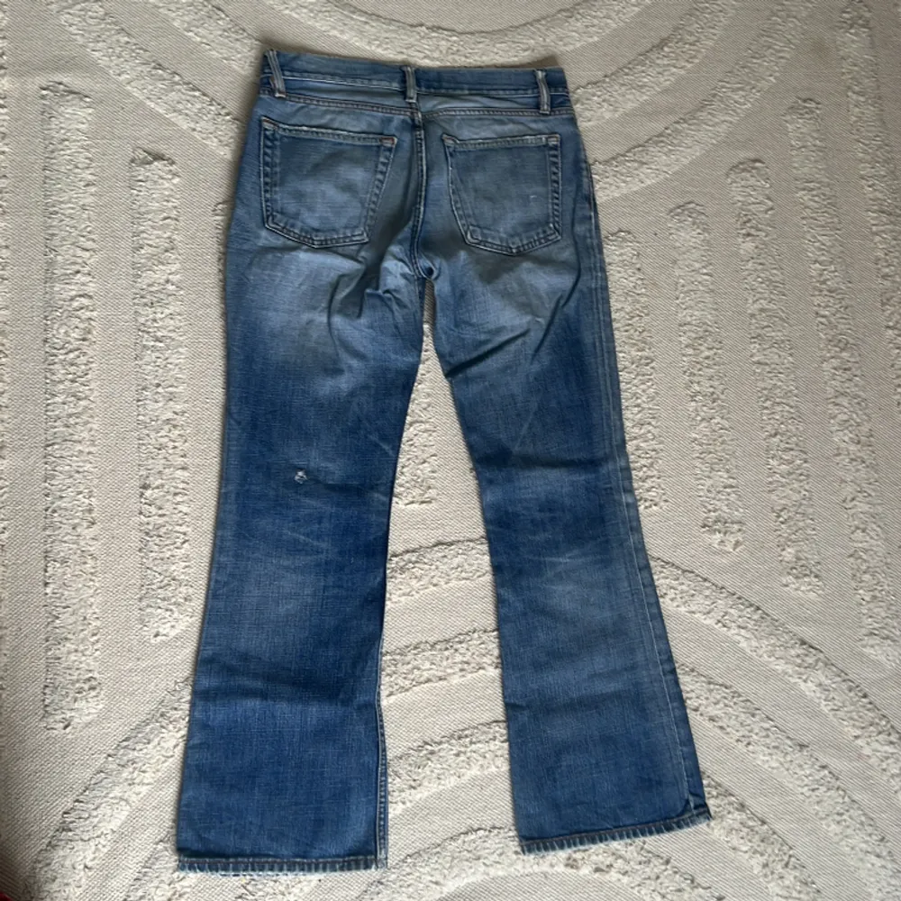 Slitna ljusblå jeans köpt secondhand! Passar mig som annars har storlek 36. Jeans & Byxor.