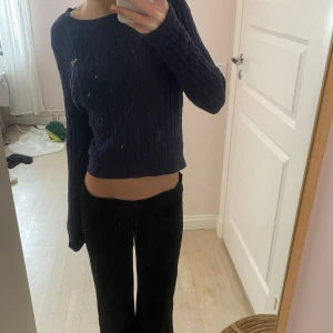 Stickad tröja - En mörkblå Hollister tröja i fint skick. Först köpt från sellpy, men aldrig använd. Inga defekter 💗