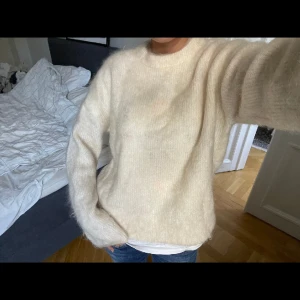 Snyggaste other stories tröjan - Säljer denna eftertraktade other stories tröja i mohair!! Finns inte att hitta längre och är den perfekta tröjan till alla tillfällen  Storlek S och knappast använd 