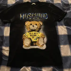 Säljer min moschino t shirt då jag har växt ur den. Priset går att diskutera. 