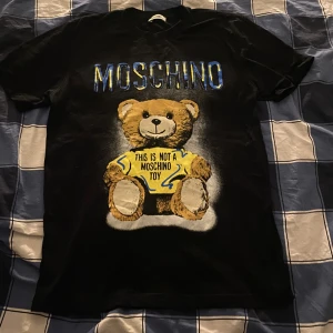 Moschino t shirt - Säljer min moschino t shirt då jag har växt ur den. Priset går att diskutera. 