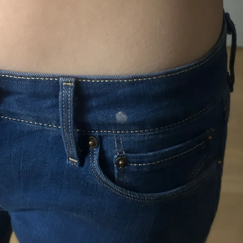 Blå lågmidjade bootcut jeans från levis❤️ har en defekt om man kollar sista bilden, men den syns inte alls mycket, går säkert bort om man tvättar dom! Skriv vid frågor❤️. Jeans & Byxor.