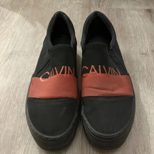 Calvin Klein skor - svarta calvin klein skor i storlek 39 (25cm) som knappt aldrig är använda. superfina skor!