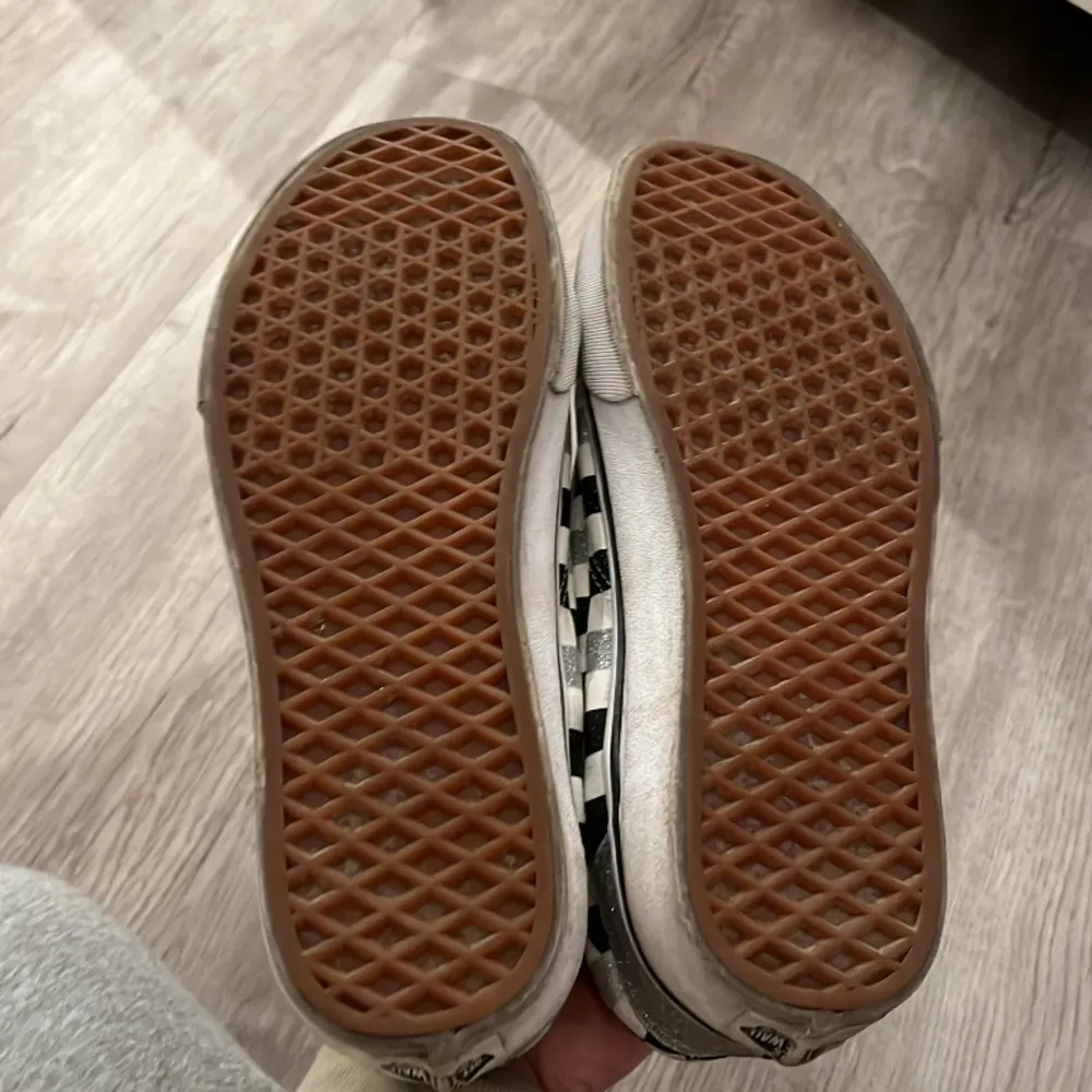 Super fina glittriga vans i storlek 40,5 (26cm) som nästan aldrig är använda. Tror inte dom går att köpa längre. hör av er vid frågor!🤍. Kengät.