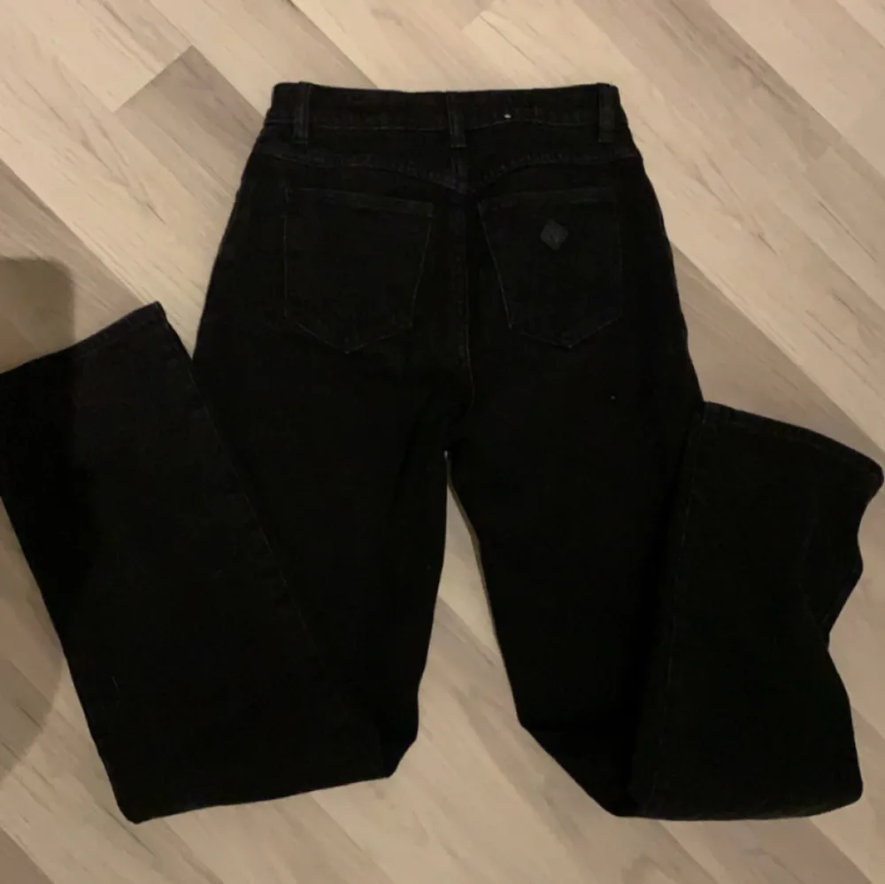 Svarta jeans från Abrand. Endast använda 3-5 ggr och därmed i mycket bra skick!Säljer då de är för små för mig. Hör av er vid funderingar☺️. Jeans & Byxor.
