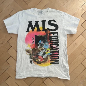 Gildan misseducation t shirt - Fin tröja storlek M