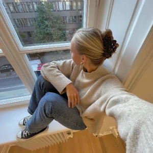 Stickad tröja  - Jätte fin stickad tröja. I väldigt fint skick förutom att den är lite nopprig. Hör bara av er vid frågor. 