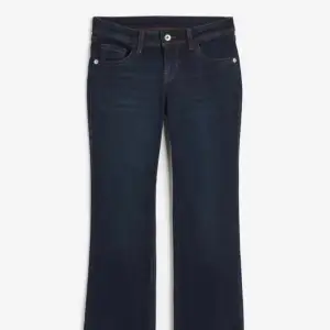 Ett par jätte fina mörk blå lågmidijsde jeans från hm. Det är nästan helt slutsålda och har coola fickor. Jag är 168 och passar mig perfekt.