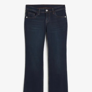 Lågmidijade jeans - Ett par jätte fina mörk blå lågmidijsde jeans från hm. Det är nästan helt slutsålda och har coola fickor. Jag är 168 och passar mig perfekt.
