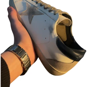 Golden goose - Säljer nu mina riktigt feta golden goose oanvända men är testade på. säljes därför dom inte passar mig. Låda och dustbag ingår. Skriv DM för fler bilder eller intresse🤝🏻✅